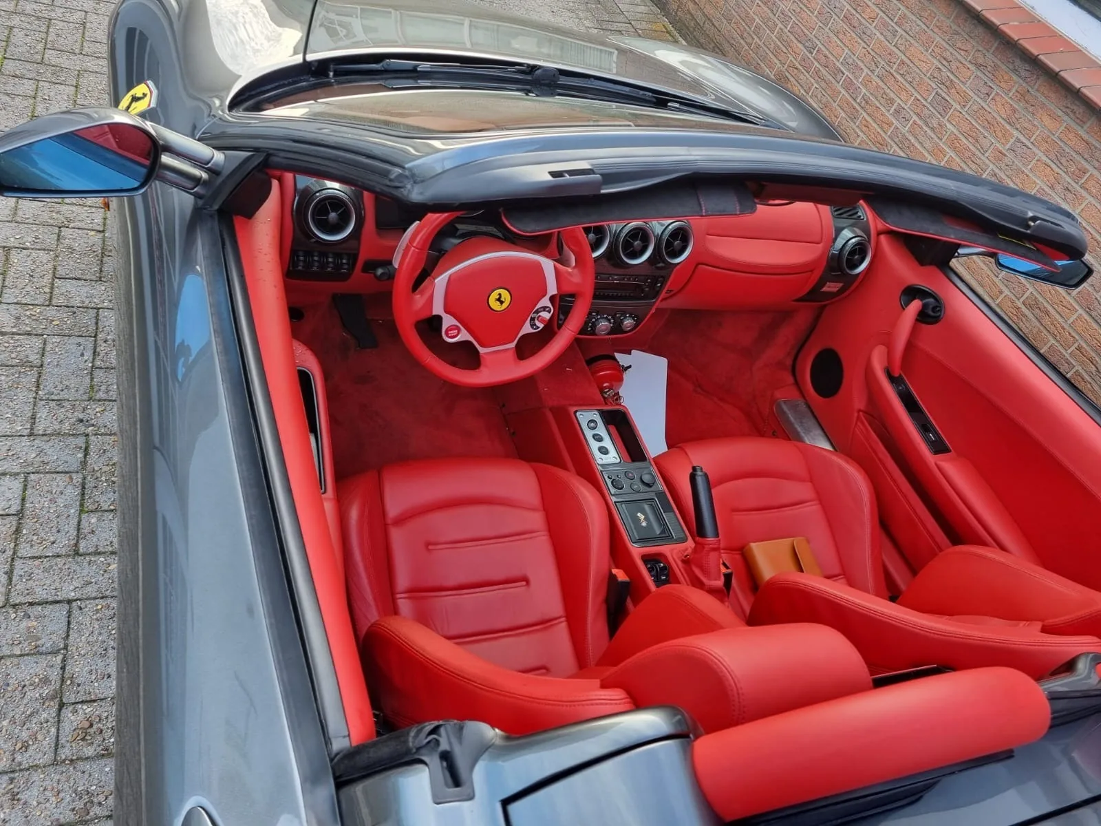 Gepflegter roter Ledersportsitz-Innenraum eines Ferrari F430 Spider