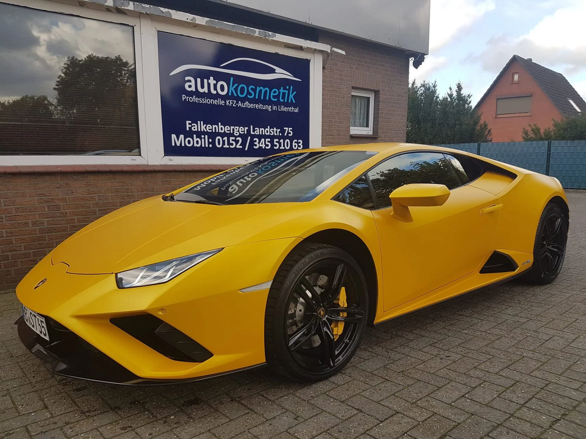 Gelber Lamborghini Huracán vor dem Studio in Lilienthal