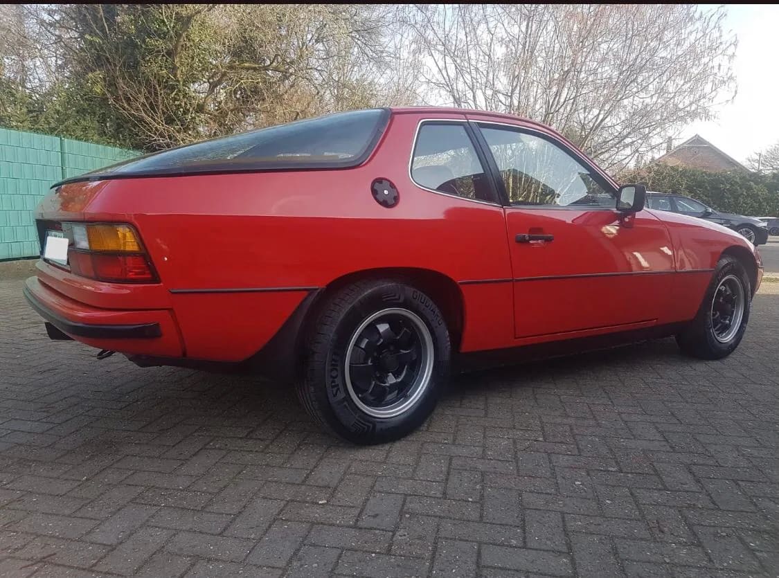 Roter Porsche 924 als Liebhaberfahrzeug nach der Aufbereitung