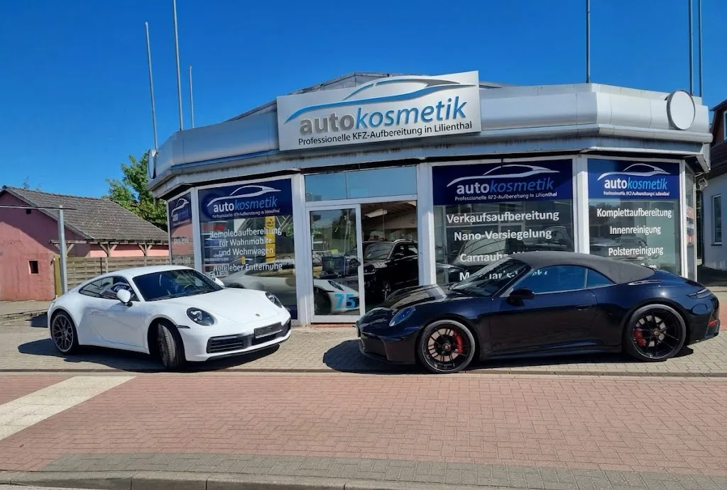 Studio autokosmetik Lilienthal in der Falkenberger Landstraße mit einem weißen Porsche 911 und einem schwarzen Porsche 911 Cabrio